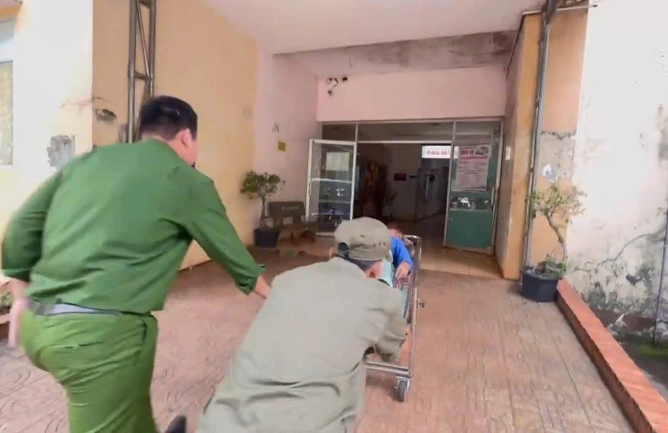 Công an phường ở Đồng Nai kịp thời cứu người phụ nữ gặp nạn trên đường Công an phường ở Đồng Nai kịp thời cứu người phụ nữ gặp nạn trên đường