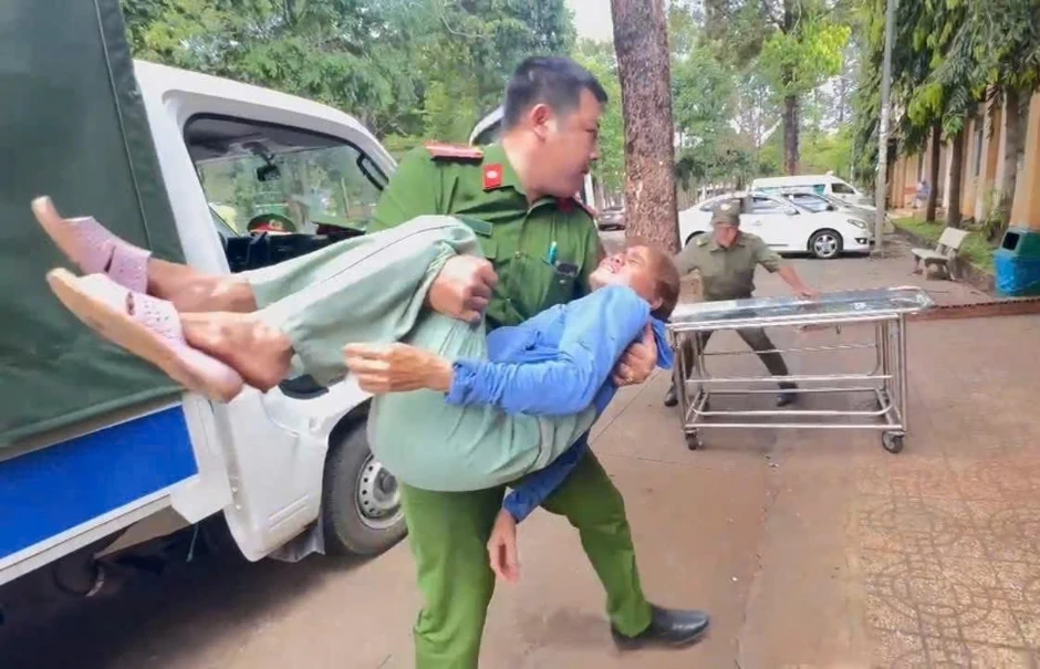 Công an phường ở Đồng Nai kịp thời cứu người phụ nữ gặp nạn trên đường Công an phường ở Đồng Nai kịp thời cứu người phụ nữ gặp nạn trên đường