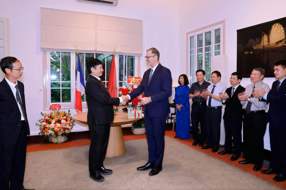 Cộng hòa Pháp tặng Giáo sư, Tiến sĩ Lê Danh Tuyên Huân chương Công trạng quốc gia Cộng hòa Pháp tặng Giáo sư, Tiến sĩ Lê Danh Tuyên Huân chương Công trạng quốc gia