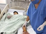 Cổng làng đổ sập đè bé trai 8 tuổi: Bác sĩ tạm nối bàn tay vào chân