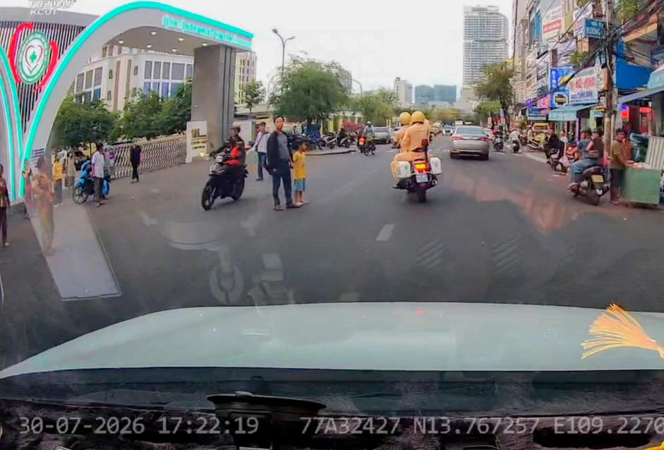 CSGT Gia Lai dẫn đường đưa nạn nhân đứt lìa cánh tay đi cấp cứu
