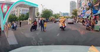 CSGT Gia Lai dẫn đường đưa nạn nhân đứt lìa cánh tay đi cấp cứu