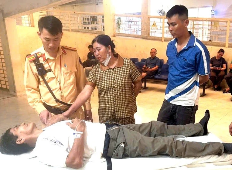 CSGT Thanh Hoá 'mở đường' đưa người đàn ông đột quỵ đến bệnh viện CSGT Thanh Hoá 'mở đường' đưa người đàn ông đột quỵ đến bệnh viện