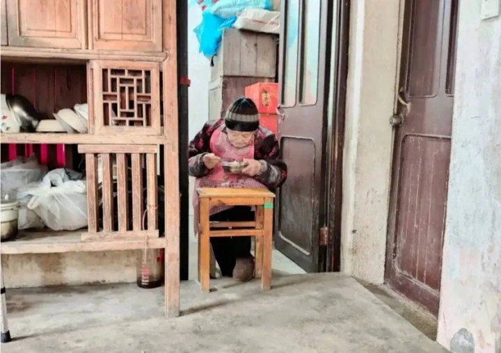 Cụ bà 102 tuổi và chế độ ăn ngủ “độc lạ”, 50 năm gần như không vào viện Cụ bà 102 tuổi và chế độ ăn ngủ “độc lạ”, 50 năm gần như không vào viện