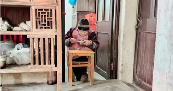 Cụ bà 102 tuổi và chế độ ăn ngủ “độc lạ”, 50 năm gần như không vào viện