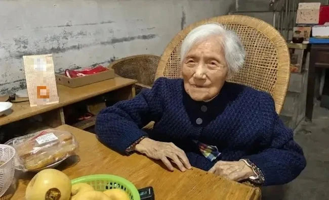 Cụ bà 106 tuổi vẫn khỏe mạnh, minh mẫn và có làn da rạng rỡ nhờ bí quyết "3 KHÔNG" bác sĩ cũng phải khen Cụ bà 106 tuổi vẫn khỏe mạnh, minh mẫn và có làn da rạng rỡ nhờ bí quyết "3 KHÔNG" bác sĩ cũng phải khen