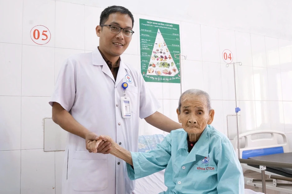 Cụ bà 106 tuổi, vợ liệt sĩ ở Quảng Trị được thay khớp háng thành công Cụ bà 106 tuổi, vợ liệt sĩ ở Quảng Trị được thay khớp háng thành công