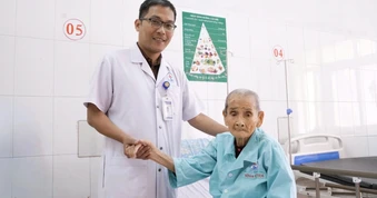 Cụ bà 106 tuổi, vợ liệt sĩ ở Quảng Trị được thay khớp háng thành công