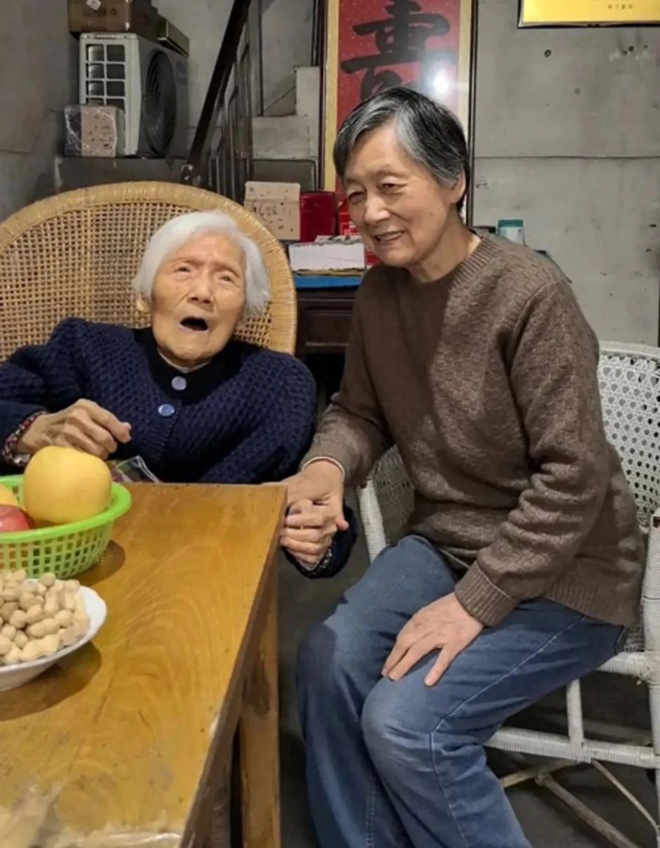 Cụ bà 107 tuổi 'trẻ mãi không già' nhờ bí quyết không ăn đồ thừa