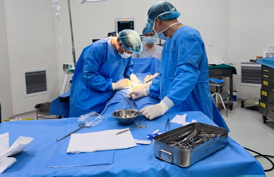 Cụ bà nói lời xót xa với bác sĩ trước ca mổ Cụ bà nói lời xót xa với bác sĩ trước ca mổ