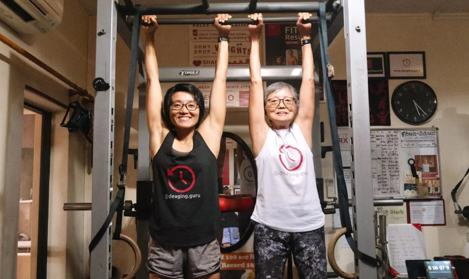 Cụ bà Singapore 80 tuổi hít xà, nhấc tạ Cụ bà Singapore 80 tuổi hít xà, nhấc tạ