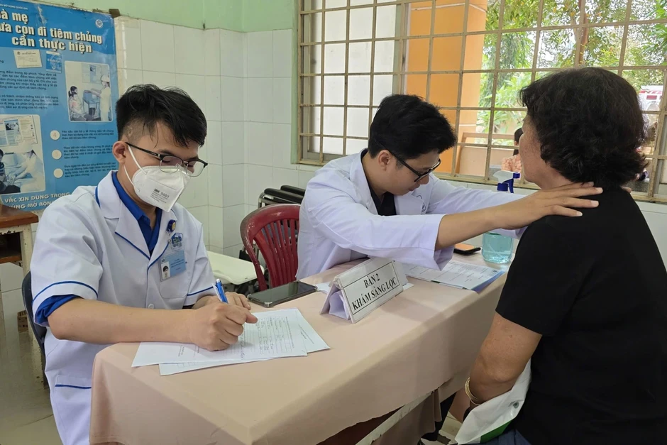 Cử ngay 81 bác sĩ ở TPHCM đến trạm y tế, quyết tâm hình thành 2 lớp hỗ trợ Cử ngay 81 bác sĩ ở TPHCM đến trạm y tế, quyết tâm hình thành 2 lớp hỗ trợ