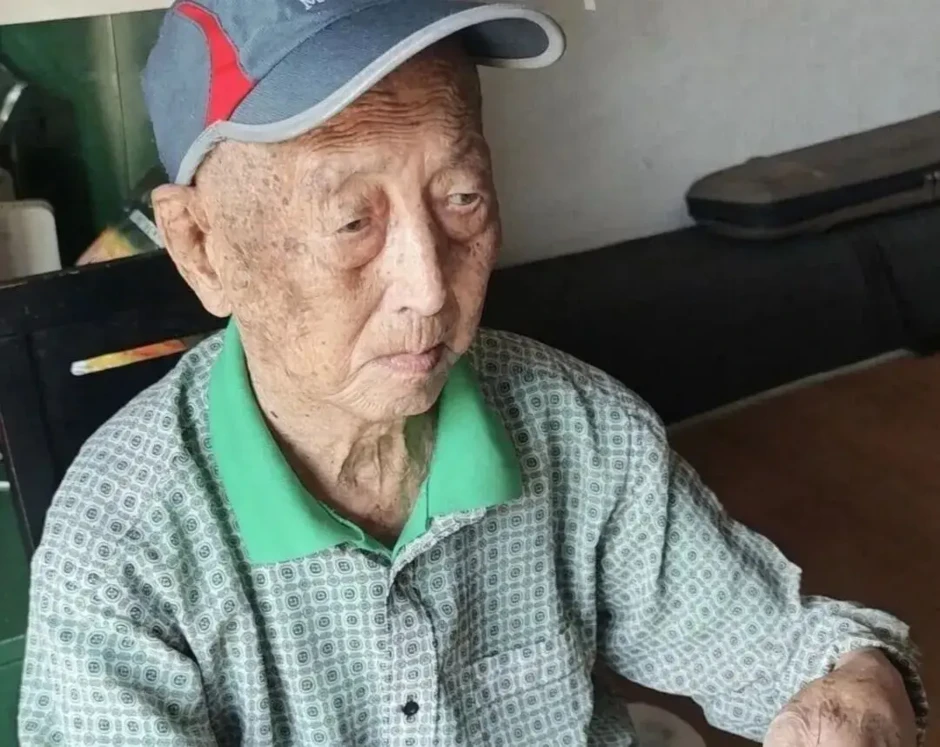 Cụ ông 100 tuổi ngày ngủ hơn 18 tiếng, bữa nào cũng phải có thịt, mỗi tháng ăn vài kg đường phèn: Bí quyết sống thọ lại nằm ở điều này Cụ ông 100 tuổi ngày ngủ hơn 18 tiếng, bữa nào cũng phải có thịt, mỗi tháng ăn vài kg đường phèn: Bí quyết sống thọ lại nằm ở điều này
