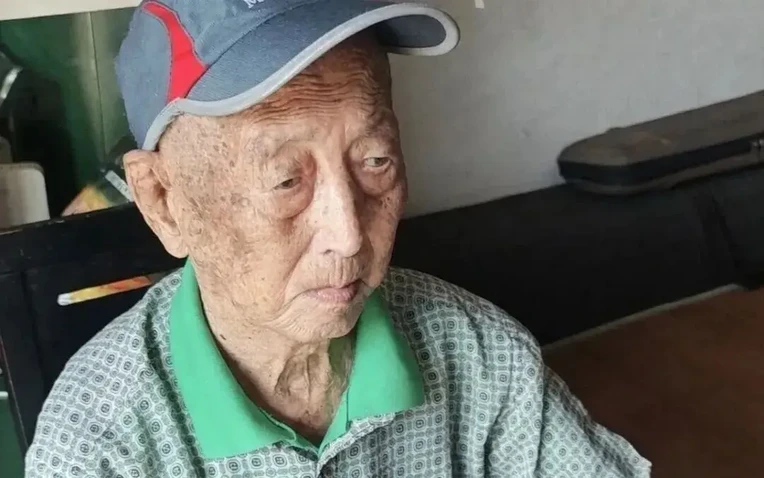 Cụ ông 100 tuổi ngày ngủ hơn 18 tiếng, bữa nào cũng phải có thịt, mỗi tháng ăn vài kg đường phèn: Bí quyết sống thọ lại nằm ở điều này Cụ ông 100 tuổi ngày ngủ hơn 18 tiếng, bữa nào cũng phải có thịt, mỗi tháng ăn vài kg đường phèn: Bí quyết sống thọ lại nằm ở điều này