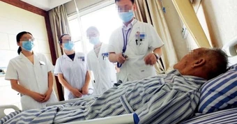 Cụ ông suy thận cấp chỉ vì 1 nguyên nhân được bác sĩ cảnh báo đặc biệt: Mùa hè rất dễ gặp!