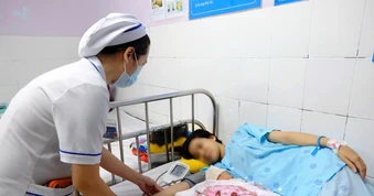 Cứu mẹ con thai phụ bị sốc phản vệ sau khi ăn ốc ở TPHCM