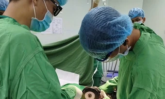 Cưa hai vòng sắt giải cứu bộ phận sinh dục người đàn ông