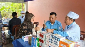 Cục Chính trị Quân khu 9 khám bệnh, cấp thuốc miễn phí cho người dân 2 xã Chhuk Sar và Ta Ches