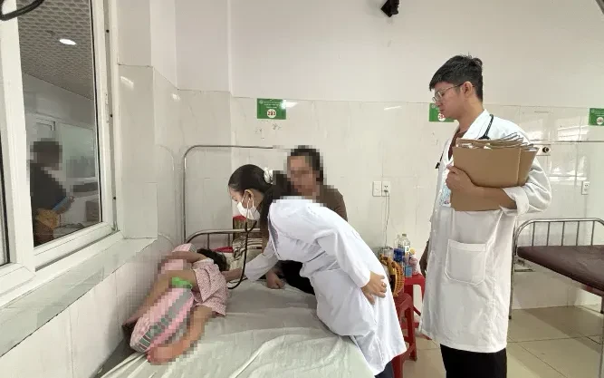 Cúm mùa ở trẻ: Cảnh giác biến chứng, nhận biết dấu hiệu nặng