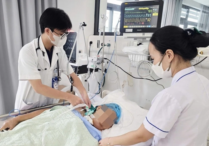Cứng hàm, phải thở máy sau 2 tuần bị gai hoa giấy đâm vào chân Cứng hàm, phải thở máy sau 2 tuần bị gai hoa giấy đâm vào chân
