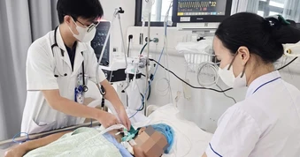 Cứng hàm, phải thở máy sau 2 tuần bị gai hoa giấy đâm vào chân