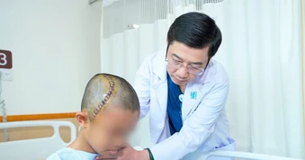 Cuộc đại phẫu đặc biệt: Bệnh nhi tỉnh táo nói chuyện suốt lúc mổ não