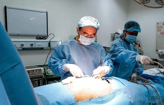 Cuộc đại phẫu đưa dạ dày "đi lạc" lên lồng ngực cụ bà về đúng vị trí