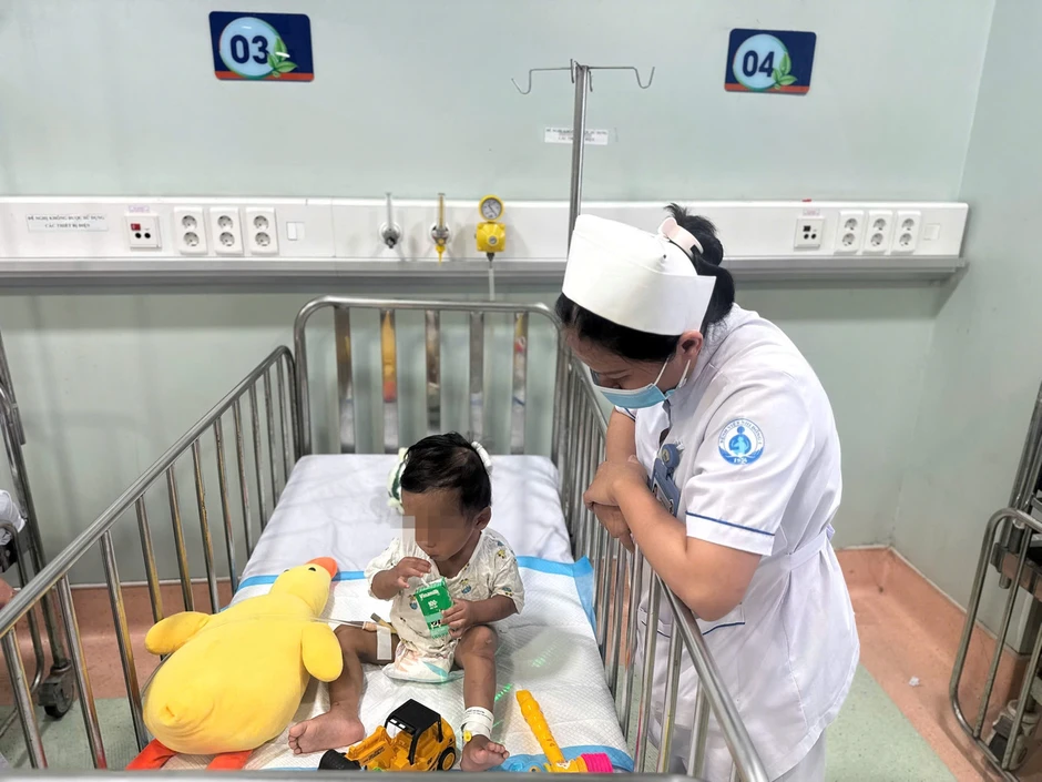 Cuộc gọi lúc nửa đêm giải cứu bé gái bị mẹ ruột ép bán dâm
