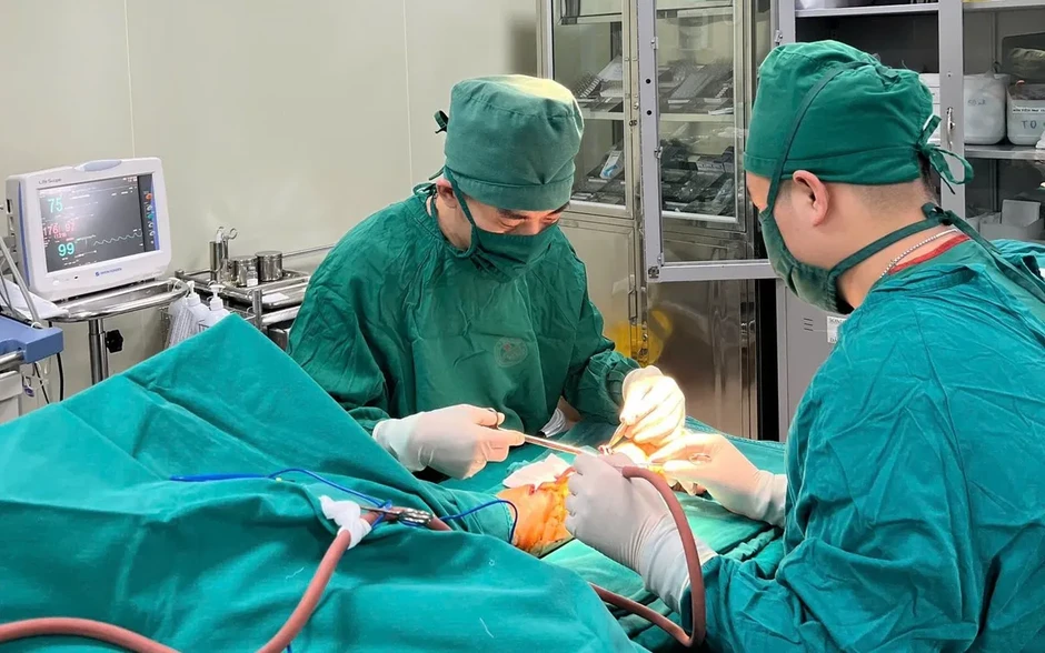 Cứu bàn tay cho cựu chiến binh bị máy cắt gây thương tích Cứu bàn tay cho cựu chiến binh bị máy cắt gây thương tích