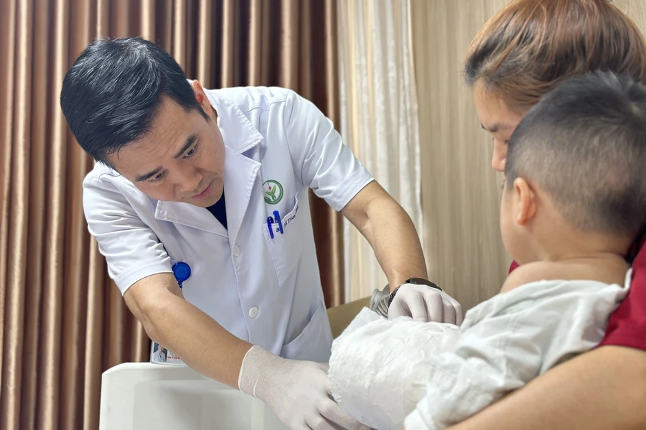 Cứu bàn tay đứt rời do máy dập cốc cho bệnh nhi 22 tháng tuổi Cứu bàn tay đứt rời do máy dập cốc cho bệnh nhi 22 tháng tuổi