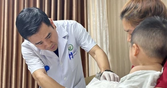 Cứu bàn tay đứt rời do máy dập cốc cho bệnh nhi 22 tháng tuổi