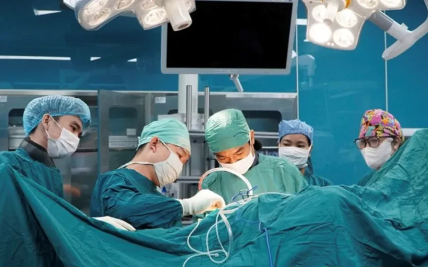 Cứu bé trai 11 tuổi bị ô tô cán qua người Cứu bé trai 11 tuổi bị ô tô cán qua người