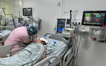 Cứu bé trai 11 tuổi xuất huyết não nguy kịch do vết thương kéo đâm