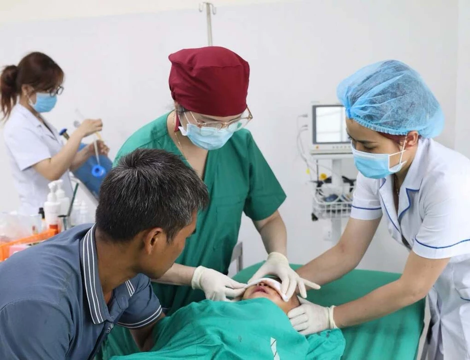 Cứu bé trai bị chó hàng xóm cắn biến dạng mặt Cứu bé trai bị chó hàng xóm cắn biến dạng mặt