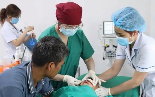Cứu bé trai hơn 2 tuổi bị chó cắn nát vùng hàm mặt