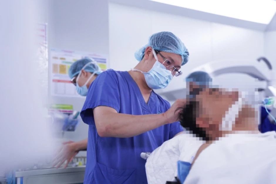 Cứu bệnh nhân ngoại quốc bị nhiều mảnh kính cắm vào xương sọ Cứu bệnh nhân ngoại quốc bị nhiều mảnh kính cắm vào xương sọ
