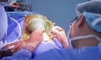 Cứu bệnh nhân ngoại quốc bị nhiều mảnh kính cắm vào xương sọ