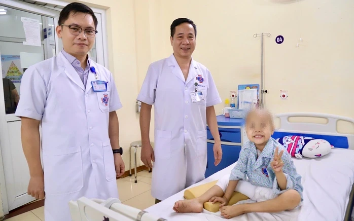 Cứu đôi chân bé 6 tuổi mắc ung thư xương bằng khớp nhân tạo đặc biệt Cứu đôi chân bé 6 tuổi mắc ung thư xương bằng khớp nhân tạo đặc biệt