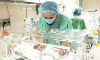 Cứu em bé sinh non nặng 500 gram