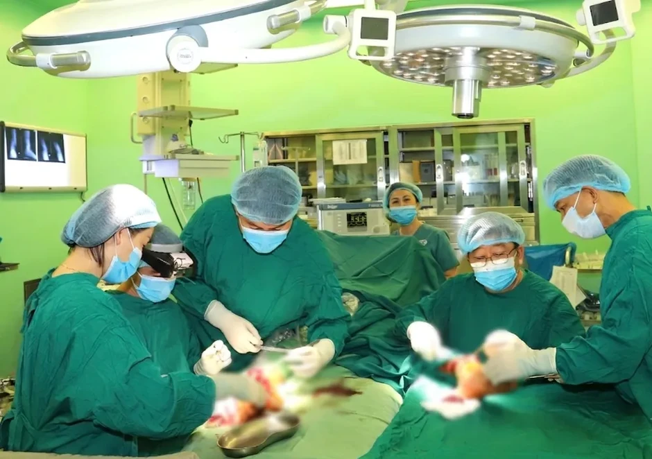 Cứu hai chi dưới đứt gần lìa cho người bị tai nạn lao động