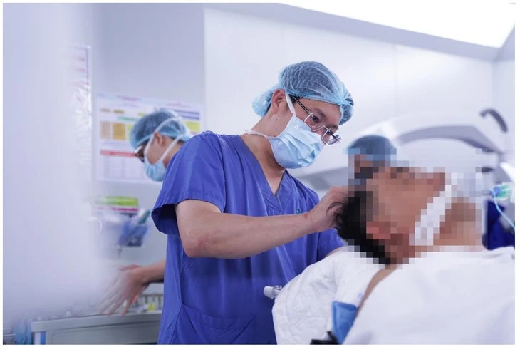 Cứu khỏi ám ảnh kính cắm khắp sọ cho bệnh nhân ngoại quốc