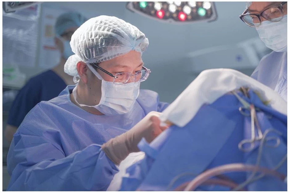 Cứu khỏi ám ảnh kính cắm khắp sọ cho bệnh nhân ngoại quốc
