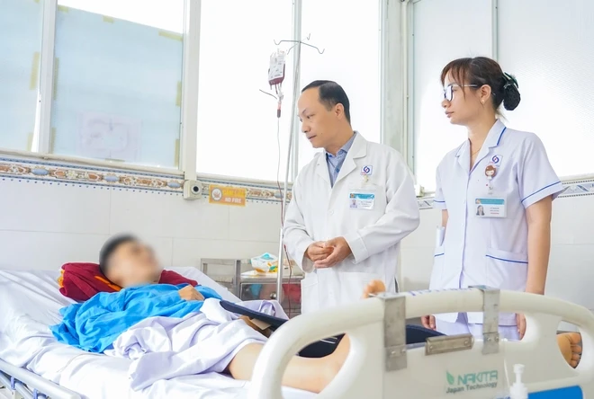 Cứu nam tài xế công nghệ đa chấn thương nặng sau tai nạn trên đường Phạm Ngũ Lão Cứu nam tài xế công nghệ đa chấn thương nặng sau tai nạn trên đường Phạm Ngũ Lão
