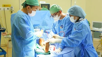 Cứu người bệnh Campuchia thoát nguy cơ cắt cụt chân vì căn bệnh hiếm gặp