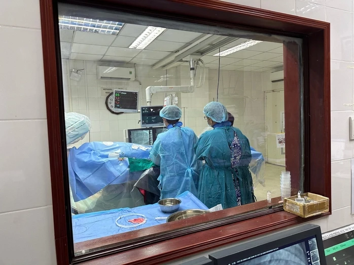Cứu người đàn ông bị nhồi máu cơ tim cấp sau khi bị điện giật
