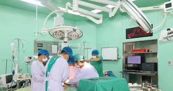 Cứu người đàn ông bị vỡ gan, dập thận do cần cẩu máy xúc va trúng