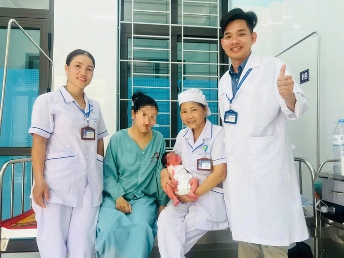 Cứu sản phụ bị băng huyết sau khi sinh con trên xe khách