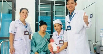 Cứu sản phụ bị băng huyết sau khi sinh con trên xe khách