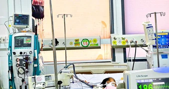 Cứu sống bé gái 20 tháng tuổi bị tay chân miệng độ 4 nguy kịch