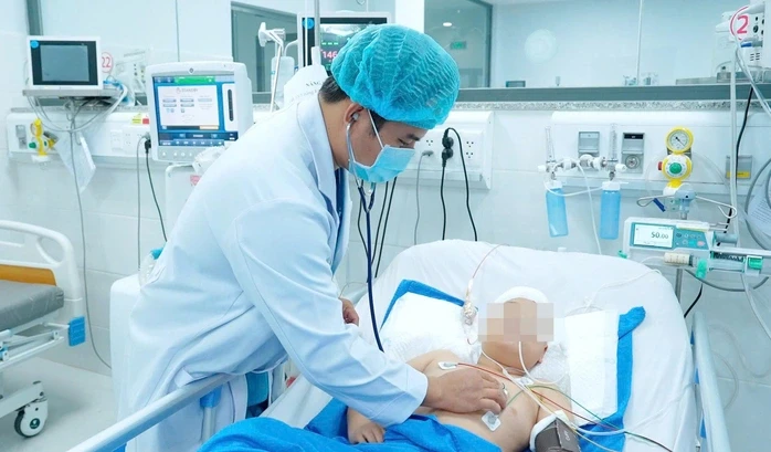 Cứu sống bé gái chuyển viện trong tình trạng "ngàn cân treo sợi tóc" Cứu sống bé gái chuyển viện trong tình trạng "ngàn cân treo sợi tóc"